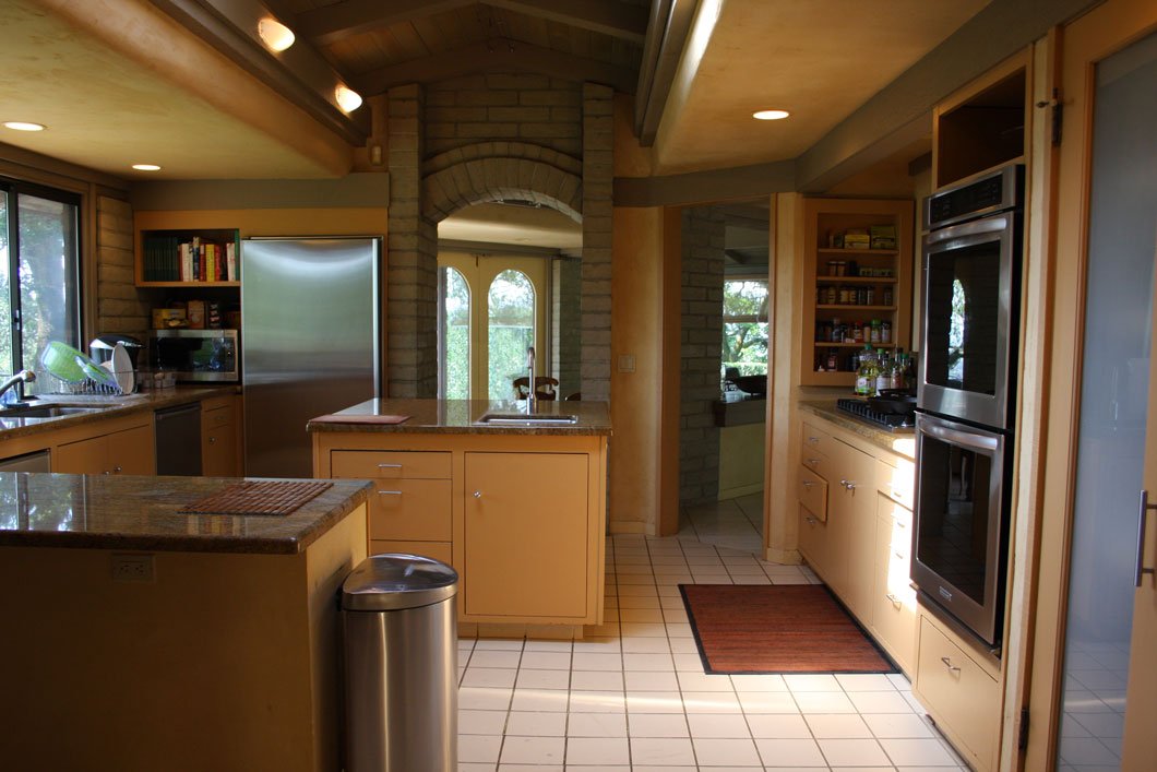A bright San Francisco kitchen kept by Complete Home Keepers